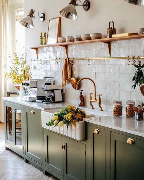 Scandinavian Kitchen Inspiration, Dreamy Apartment, Arizona Kitchen, Scandi Farmhouse, Classic English Kitchen, Kitchen Sanctuary, Scandinavian Design Style, Italian Farmhouse, Kitchen Goals