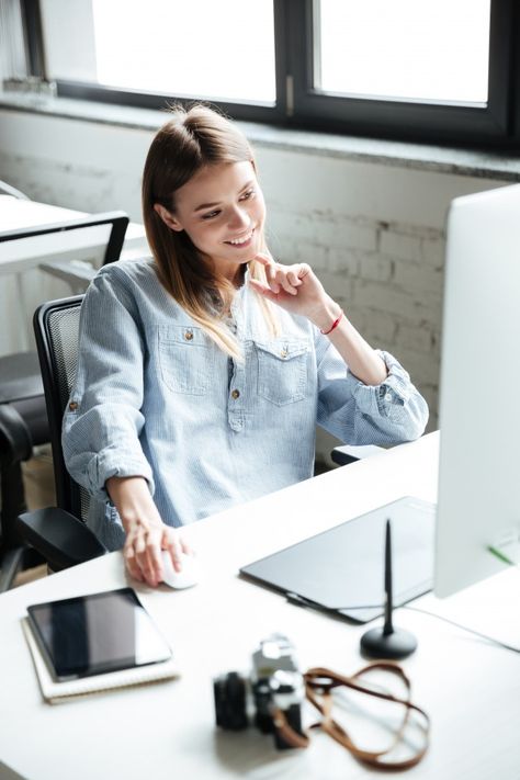 Office Woman, Professional Headshots Women, Happy At Work, Woman Office, Office People, People Working Together, Headshots Women, Work Pictures, Work Images