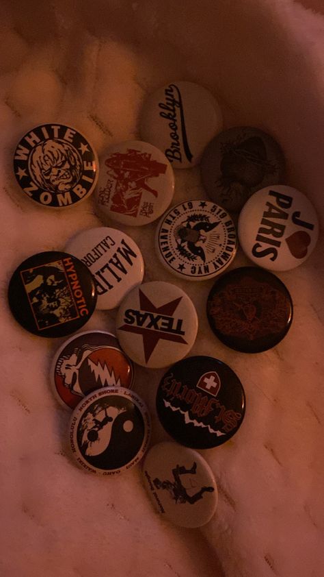 small pile of brandy melville button pins Brandy Melville Aesthetic, White Zombie, Everything Bagel, Christmas Birthday Gifts, Cute Pins, Birthday Gift Ideas, Brandy Melville, Brandy, Graffiti