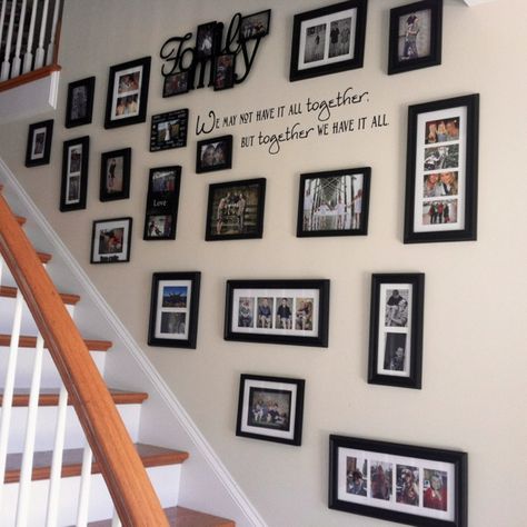 Photo Wall Going Up The Stairs, Foto Scale, Family Photos Wall Decor, Staircase Pictures, Staircase Wall Decor, Hallway Makeover, Stairway Decorating, Frame Wall Collage, Diy Staircase