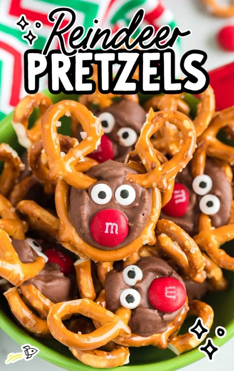 Reindeer Pretzels - Spaceships and Laser Beams Rollo Pretzels, Christmas Deserts Ideas, Rollo Cookies, Pretzel Reindeer, Reindeer Pretzels, Holiday Baking Cookies, Christmas Pretzel, Xmas Appetizers, Microwave Peanut Brittle