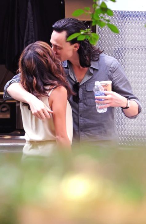 Tom Hiddleston and Susannah Fielding so darn cute Susannah Fielding, Tom Hiddleston Body, Tom Hiddleston Girlfriend, Loki Meme, Thomas Hiddleston, Tom Hiddleston Quotes, Loki Avengers, Loki Fanart, Thomas William Hiddleston