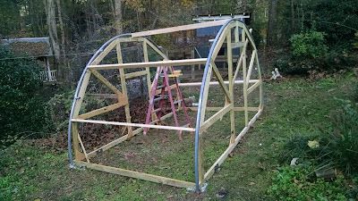 From Broken Trampoline to Awesome Polytunnel Diy Trampoline, Recycled Trampoline, Serre Diy, Garden Trampoline, Old Trampoline, Backyard Trampoline, Chicken Tractor, Diy Chicken, Building A Chicken Coop