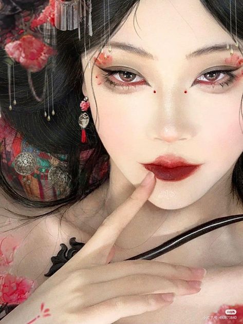 Japan Traditional Makeup, Japanese Make Up Traditional, Japanese Kimono Makeup, Cny Makeup Chinese New Years, Year Of The Dragon Makeup, Geshia Makeup, Old Chinese Makeup, Ming Dynasty Makeup, Geisha Inspired Makeup