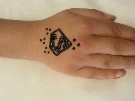 Superman Simple Mehndi Designs Henna For Boys Easy, Manly Henna, Boys Henna, Boy Henna, Henna Designs Kids, Hena Tato, Henna For Boys, Henna Ankle, Henna Sleeve