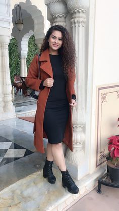 Bodycon Dress For Winter, Manali Dress Ideas Women, Bodycon With Blazer, Womens Western Outfits Classy, Shimla Outfit Ideas Women, How To Style Bodycon Dress In Winter, Manali Outfit Ideas Women, Winter Bodycon Dress Outfit, Bodycon Dress With Blazer Outfit