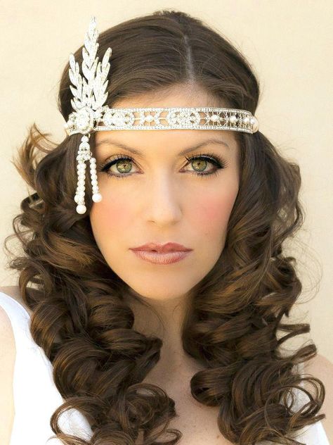 35 Classic and Timeless 1920s Hairstyles for Women - Haircuts & Hairstyles 2020 1920s Hair Long, Gatsby Hairstyles For Long Hair, Great Gatsby Makeup, Prom Hair And Makeup, 1920s Long Hair, Gatsby Makeup, Great Gatsby Hairstyles, 20s Hair, Flapper Hair