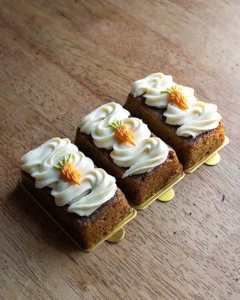 Are you a carrot cake fan? These were so cute and the perfect little baby shower treat! 🥕 . . . #recipes #carrotcake #babyshowertreats #cakefan #homebaker Tiny Carrot Cake, Carrot Cake Presentation, Mini Carrot Loaf Cakes, Mini Carrot Cakes, Carrot And Walnut Cake, Carrot Cake Loaf, Mini Carrot Cake, Carrot Cake Bars, Mini Carrots