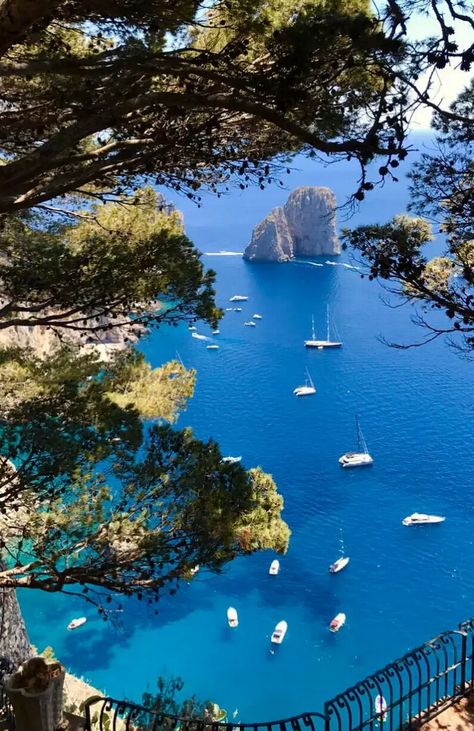 Capri Italia, Filmy Vintage, Image Nature, Capri Italy, Italy Vacation, Vacation Places, Beautiful Places To Travel, Greece Travel, Travel Aesthetic