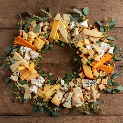 Cheese Board Wreath, Christmas Cheese Wreath, Cheese Wreath Platter, Wreath Cheese Board, Cheeseboard Centerpiece, Cheeseboard Christmas, Cheese Wreath, Holiday Charcuterie, Christmas Spread