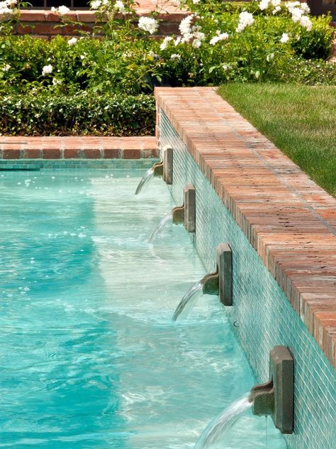 Garden Swimming Pool Brick Swimming Pool, Classical Garden, Fountain Pool, Amazing Pools, Amazing Swimming Pools, Living Pool, Garden Decoration Ideas, Pool Finishes, Pool Water Features