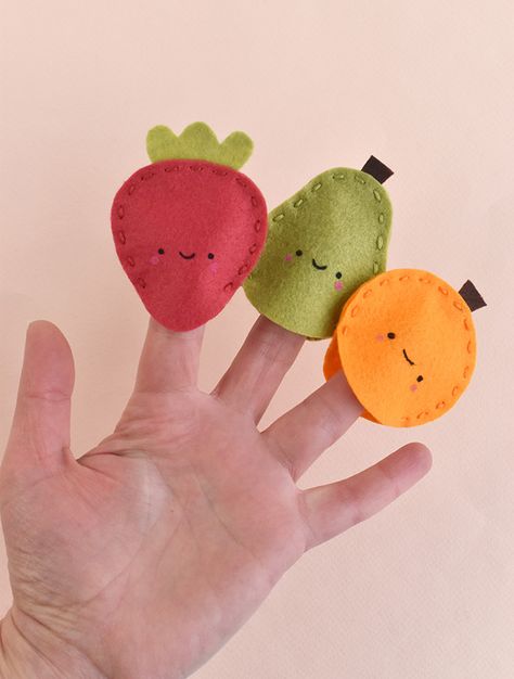 Fruit and Veggie Finger Puppet Valentines ⋆ Handmade Charlotte Finger Puppet, Diy Puppets, Cute Felt Crafts, Cardstock Crafts, Finger Puppet Patterns, Punny Valentines, Felt Fish, Felt Fruit, Puppets For Kids