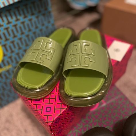 *NEW* TORY BURCH BUBBLE JELLY SLIDES Tory Burch Bubble Slides, Tory Burch Bubble Jelly, Tory Burch Slides, Bubble Slides, Jelly Slides, Girly Shoes, Tory Burch Shoes, Cute Shoes, Jelly