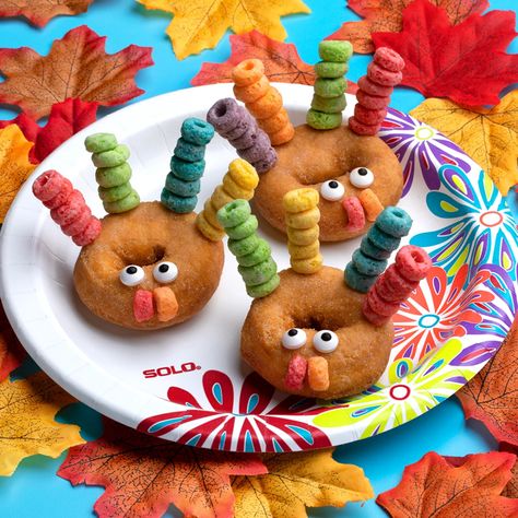 Donut Turkey, Cute Thanksgiving Desserts, Turkey Party, Turkey Food, Holiday Recipes Thanksgiving, Turkey Treats, Thanksgiving Snacks, Thanksgiving Breakfast, Thanksgiving Crafts Preschool