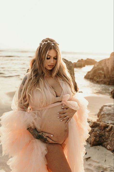 Ocean Maternity Shoot, Maternity Shoot Beach, Family Maternity Pictures, Beach Maternity Photos, Maternity Photography Outdoors, Pregnant Celebrities, Beach Maternity, Pregnancy Journey, Maternity Photography Poses