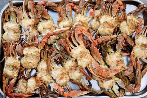 Barbecued Blue Crabs Grilled Blue Crab, Blue Crab Recipe, Blue Crab Recipes, Smoked Seafood, Grilled Crab, Supper Meals, Bbq Smoker Recipes, Crab Recipe, Seafood Lunch