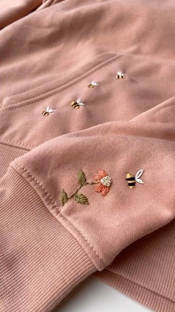 Embrodery Stiching Ideas Sweatshirt, Hand Embroidered Sweatshirt Ideas, Hand Embroidery On Sweatshirts, Embroider Sweatshirts Diy, Diy Sweater Embroidery, Embroidery On Clothes Ideas, Crewneck Embroidery Ideas, Sweatshirt Embroidery Diy, Sleeve Embroidery Designs