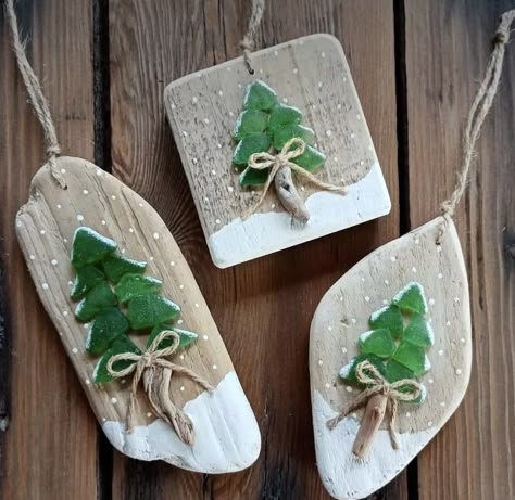 Seaside Crafts, Seaglass Ideas, Ornaments Simple, Seaside Christmas, Nautical Christmas Ornaments, Sea Glass Artwork, Sea Glass Art Diy, Glass Trees, Beachy Art