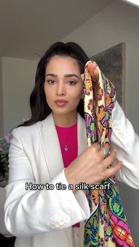 Silk Scarf Outfit, Scarf Wearing Styles, Ways To Tie Scarves, Tie A Scarf, Diy Fashion Scarf, Scarf Knots, Silk Scarf Style, Hair Scarf Styles, Ways To Wear A Scarf