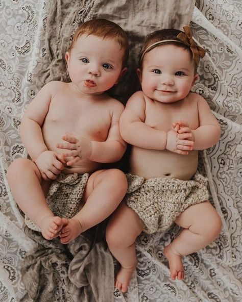 Twin Photo Ideas, Sister Photo Ideas, Milestone Ideas, Twin Baby Photography, Twin Pictures, Twin Photography, Twin Baby Boys, Milestone Photography, Twin Photos