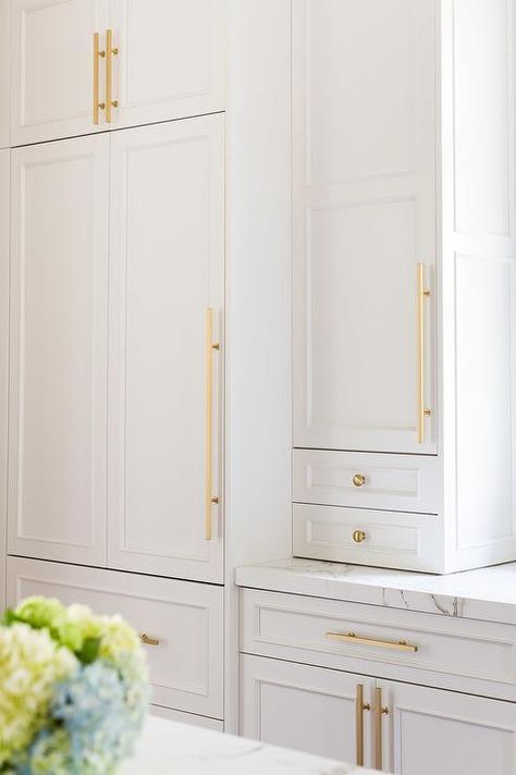 White cabinets adorned with long brass pulls and brass knobs paired with Silestone quartz countertops. White Shaker Cabinets, White Kitchen Decor, Classic Kitchen, White Kitchen Design, Kitchen Cabinet Hardware, Shaker Cabinets, Gold Kitchen, Kitchen Hardware, Cabinet Pulls