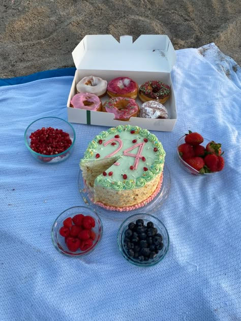 Morning Birthday, Birthday At The Beach, Beach Picnic Party, Picnic At The Beach, Beach Birthday Cake, Cake Photoshoot, Picnic Birthday Party, Birthday Picnic, Beach Birthday Party