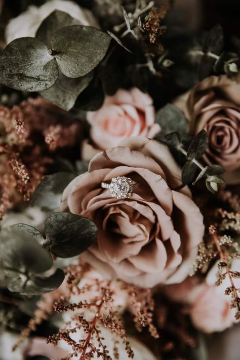 Wedding photo idea Aesthetic Wedding Ring, Ring Aesthetic Wedding, Wedding Ring Photo Ideas, Wedding Ring Aesthetic, Details Flatlay, Ring Bouquet, Wedding New England, Church Wedding Photos, Wedding Ring Photography