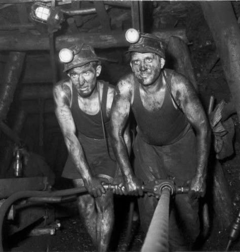 mineurs de fond nord pas de calais Dangerous Jobs, Coal Miners, Robert Doisneau, Coal Mining, Working People, Working Class, Photo Library, Hard Working, Black Hole