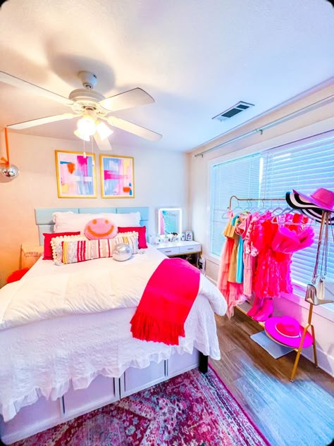 Preppy Bedroom Big Room, Preppy Dorm Rooms, Preppy Teen Bedroom Ideas, Preppy Beds, Preppy Room Inspiration, Preppy Girl Room, Preppy Room Ideas Bedrooms, Preppy Teen Room, Room Ideas Preppy