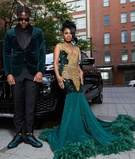 Royal Blue And Gold Prom Dress, Green And Gold Prom Couple, Green And Gold Prom, Couple Prom Outfits, American Prom, Couple Prom, Wigs Hairstyles, Emerald Green Prom Dress, Girl Prom