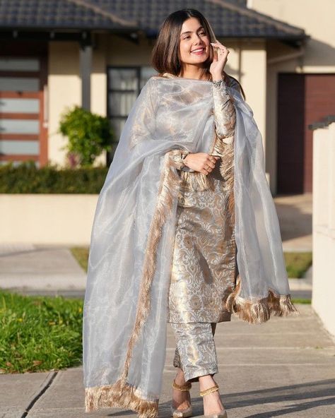 Brocade Kurta, Women Suits Wedding, Silk Brocade Fabric, Stylish Kurtis Design, Long Kurta, Pakistani Wedding Outfits, Casual Indian Fashion, Pakistani Fancy Dresses, Pakistani Dresses Casual