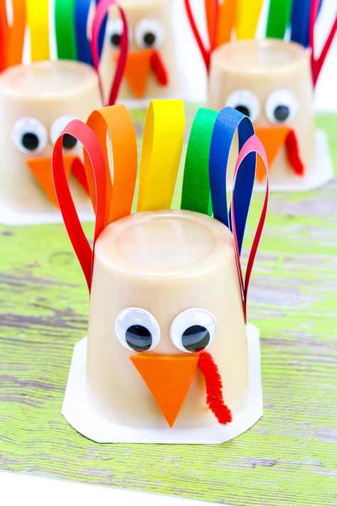 Easy DIY Turkey Pudding Cups! Turkey Pudding Cups, Holiday Treats Thanksgiving, Thanksgiving Crafts To Make, Turkey Crafts Kids, Pudding Cup, Diy Turkey, Thanksgiving Turkey Craft, How To Make Turkey, Puppets For Kids