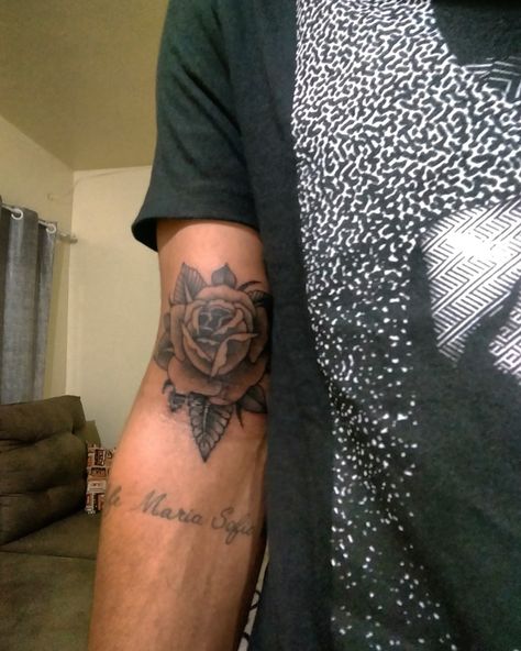 #dotwork #blackskin #O.u.b.p #oldscholl #pelenegra #blackwork #tattoo #men #man #pele #negra Rose Tattoo Men Inner Bicep, Fine Line Rose Tattoo Men, Black Rose Men Tattoo, Blackwork Tattoo Men, Dot Work Rose Tattoo, Black Rose Elbow Tattoo, Tattoo On Black Skin, Black Rose Arm Tattoo, Dove Tattoo Meaning