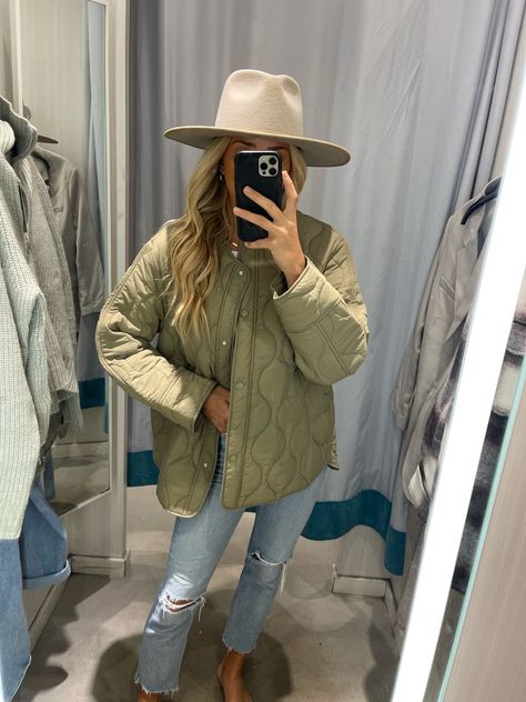 H&m Quilted Jacket, Khaki Jacket Outfit Women Street Styles, Quilted Oversized Jacket, Collarless Quilted Jacket Outfit, Quilted Vest Street Style, Autumn Jackets Women, Tan Quilted Jacket Outfit, Quilted Green Jacket Outfit, Quilted Gilet Outfit Women