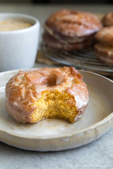 Sweet Potato Cake Doughnuts with Maple Glaze Maple Glazed Sweet Potatoes, Potato Donuts, Sweet Potato Dessert, Cake Doughnuts, Glazed Sweet Potatoes, Easy Donuts, Sweet Potato Cake, Nigel Slater, Doughnut Cake