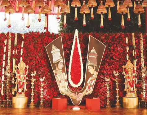 Entryway Decor Indian Wedding, South Indian Wedding Backdrop, Temple Decoration Ideas With Flowers, Bengali Theme Decoration, Pelli Mandapam Decoration Telugu, Marriage Mandap Decoration Indian, Hindu Marriage Decoration Stage, Pellikoduku Decor, Pelli Decoration