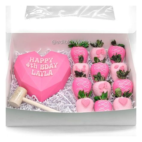 Barbie Themed Strawberries, Barbie Strawberries, Barbie Treats, Birthday Boxes, Breakable Heart, Cinderella Theme, 8 Birthday, Selling Ideas, Barbie Theme