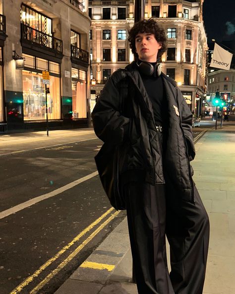 toatl black men’s outfit, oversized black jacket, black trousers, central london Oversized Male Fashion, All Black Winter Outfit Men, Oversized Jacket Outfit Men, London Aesthetic Men, Winter Aesthetic Outfit Men, Old Money Outfits Men Black, London Outfit Men, Hoodie Oversized Outfit, Male Winter Outfits