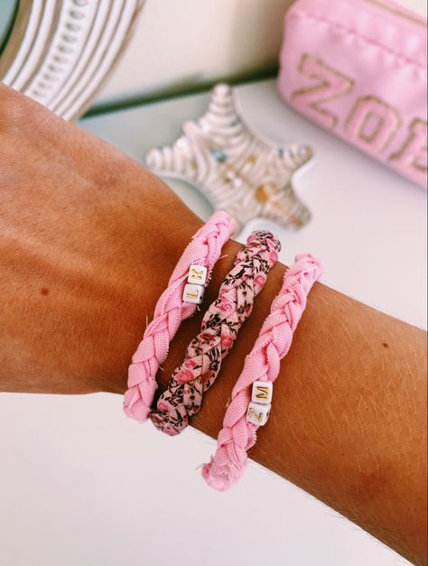 How To Make Fabric Bracelets, Love Shack Fancy Bracelet, Loveshackfancy Bracelets, Preppy Crafts, Fabric Bracelets Diy, Surf Jewelry, Preppy Jewelry, Fabric Bracelets, Jewelry Accessories Ideas