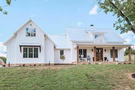 @adhouseplans shared a photo on Instagram: “Okay - we're in love.⁠ ⁠⁠⁠ This absolutely stunning build of our Modern Farmhouse Build Plan #51754HZ in Missouri seriously has our hearts!…” • Jan 21, 2022 at 2:11pm UTC Single Story Farmhouse, Bonus Room Floor Plan, Room Floor Plan, Brick Accent Walls, Open Living Area, Farmhouse Style House Plans, Modern Farmhouse Exterior, Farmhouse Plan, House Plans Farmhouse