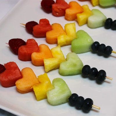 Heart Healthy Snacks, Party Fruit, Fruit Hearts, Fruit Platter Designs, Fruit And Veggies, Decorações Com Comidas, Fruit Skewers, Fruit Kabobs, New Fruit