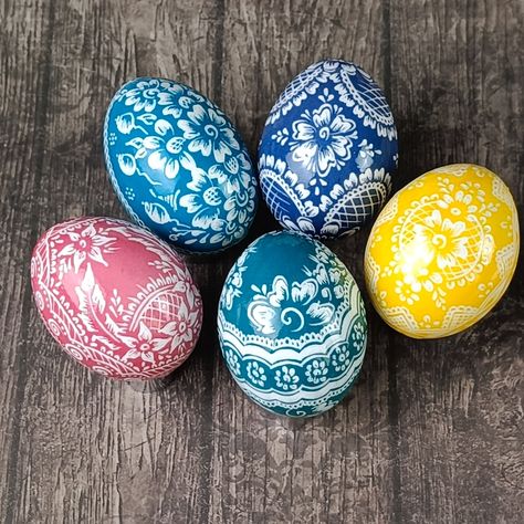 Table Decor Easter, Painted Easter Eggs, Creative Easter Eggs, Easter Table Decor, Rustic Easter Decor, Decorative Eggs, Egg Ornaments, Girls Easter Basket, Easter Door Decor