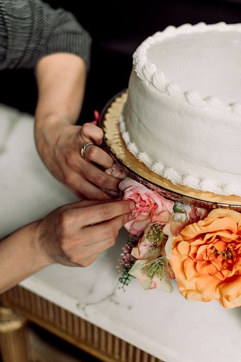 Chic Grocery Store Cake Hack https://ruffledblog.com/Chic-Grocery-Store-Cake-Hack photo Clarence Chan Costco Wedding Cakes, Grocery Store Cake, Diy Wedding Desserts, Walmart Cakes, Costco Cake, Homemade Wedding Cake, Wedding Cake Vanilla, Cake Hacks, Diy Wedding Cake