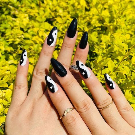 Yin Yang Chinese, Nails Hand Painted, Cute Gel Nails, Short Acrylic Nails Designs, Trim Nails, Neon Nails, Ying Yang, Dream Nails, Floral Nails