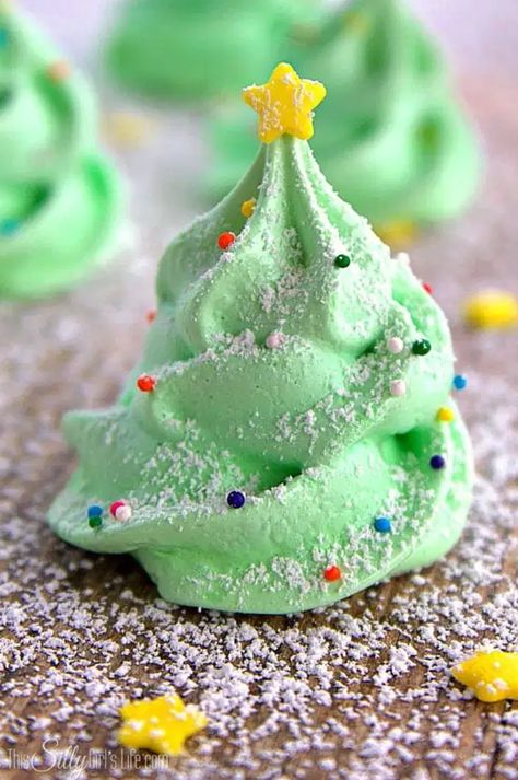 Christmas Tree Meringue, Tree Meringue, Jul Kaka, Tree Cookies, Christmas Tree Cookies, Best Christmas Cookies, Meringue Cookies, Xmas Cookies, Christmas Sweets