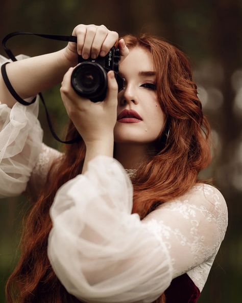 shout out to trees i love them #forest #forestphotography #forestlovers #slowliving #vintagecamera #redhead #redheadgirl #mermaidhair #heatlesscurls #wavyhair #cottagestyle #cottagestyle #cottagecoreaesthetic #goblincore #longhair #longhaircommunity #longhairgoals #hairlove Long Hair Community, Shooting Ideas, Goblin Core, Heatless Curls, Cottage Core Aesthetic, Forest Photography, Red Head, Redhead Girl, Mermaid Hair