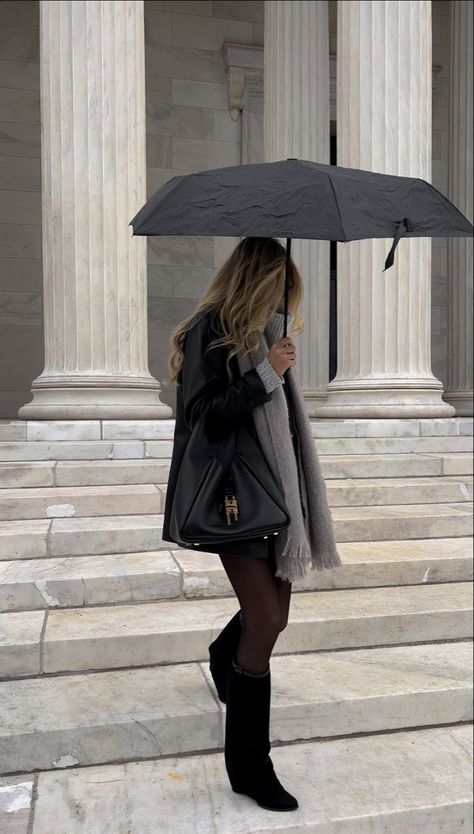 Winter Rainy Day, October Rain, Date Night Outfit Dressy, Rainy Day Outfit Ideas, Blue Skirt Outfits, Preppy Chic Outfits, Rainy Day Outfits, Portable Umbrella, Stylish Umbrella