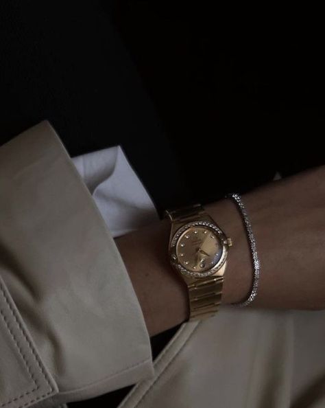 𝐼𝑛𝑠𝑡𝑎𝑔𝑟𝑎𝑚 - @𝑐𝑙𝑎𝑟𝑎𝑠𝑙𝑙_ Gold Watch Aesthetic, Aurora Harper, Womens Gold Watch, Tennis Bracelet Gold, Watch Aesthetic, Sleek Watch, Gold Watches Women, Dainty Gold Rings, Sparkly Jewelry