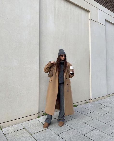 Brown Long Coat Outfit Winter Style, Ugg Coat Outfit, Palto Woman Winter Coats 2023, Caramel Coat Outfit Winter, Winter Outfits For Cold Weather, Camel Long Coat Outfit, Long Brown Jacket Outfit, Tan Long Coat Outfit, Mac Coat Outfit