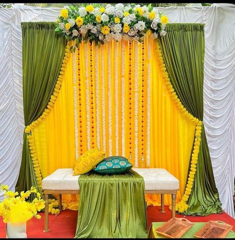 Mehendi Background Decoration, Diy Haldi Backdrop, Shadi House Decoration, Haldi Mehendi Backdrop, Haldi Backdrop Decoration, Haldi Mehndi Backdrop, Mehendi And Haldi Decor, Haldi Decor At Home Backdrops, Haldi Flower Decoration